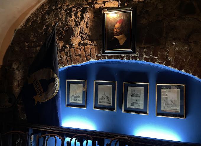 Під синьою фляжкою