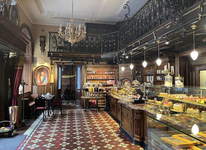 Під золотою зіркою