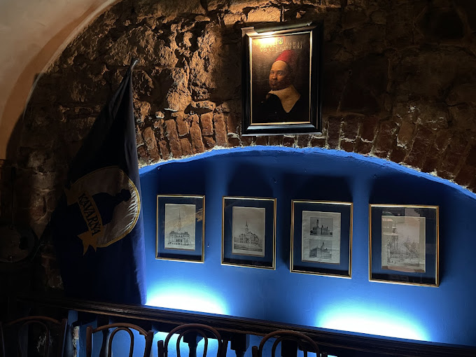 Під синьою фляжкою