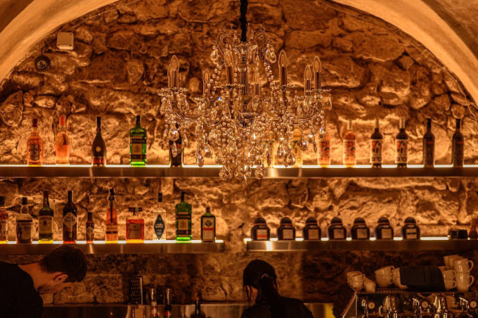 Під синьою фляжкою