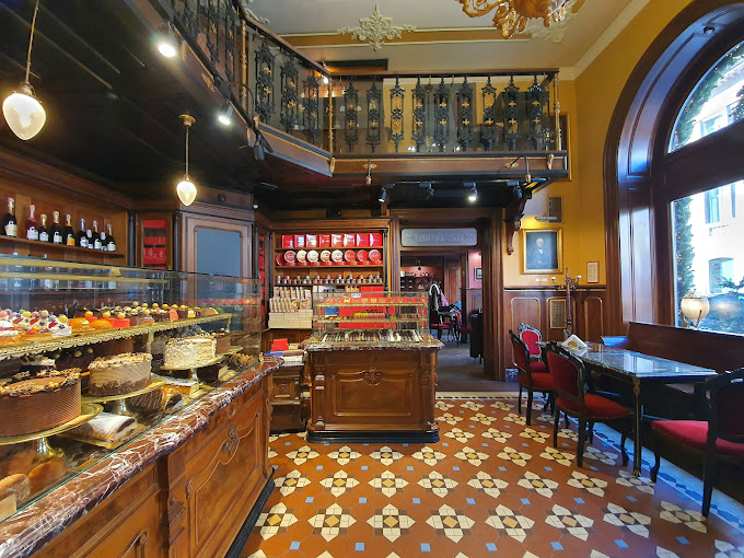 Під золотою зіркою