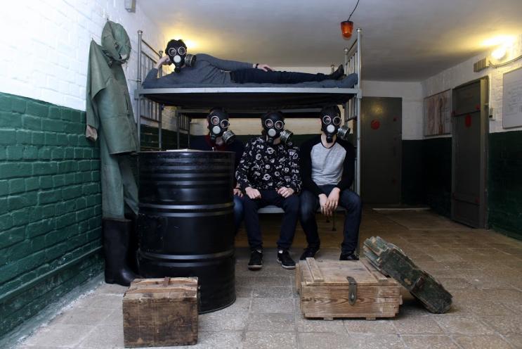 Взаперти