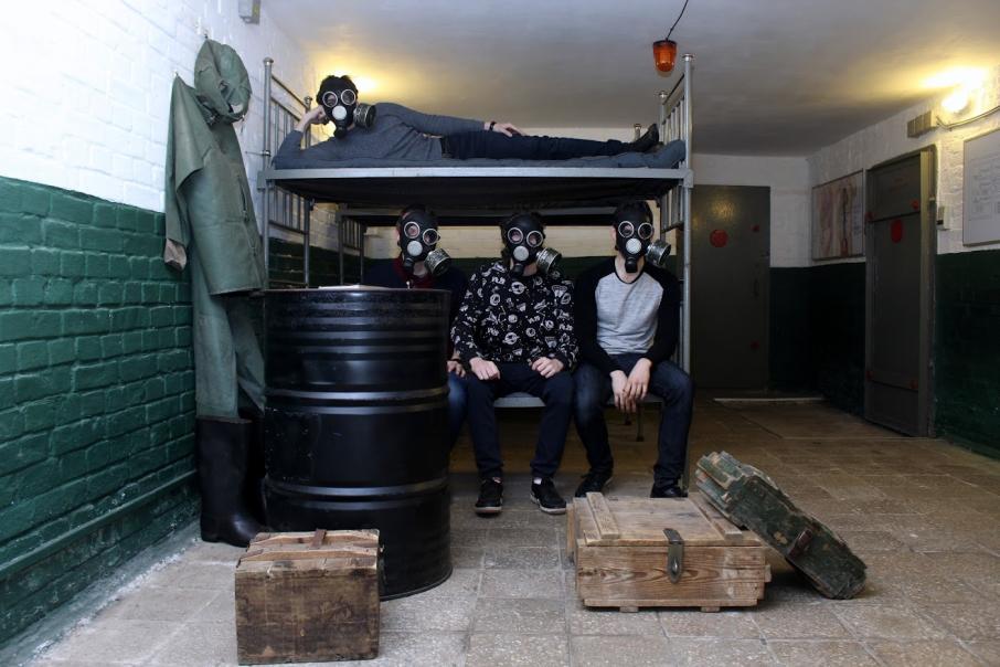 Взаперти