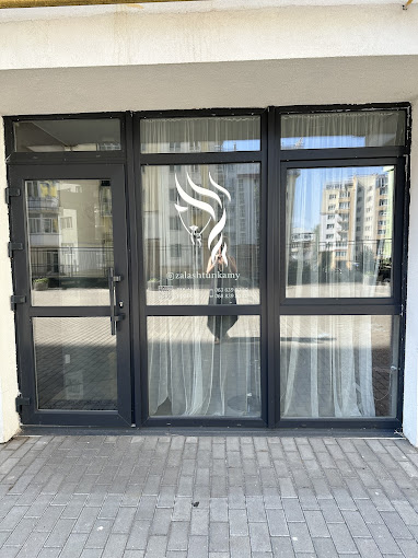 За Лаштунками