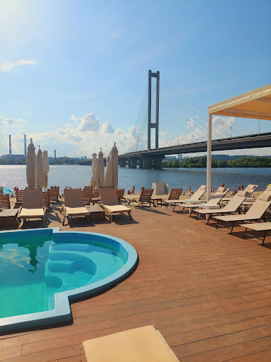 Slavutych beach club