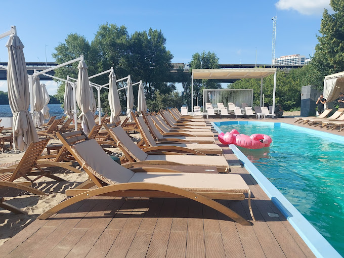 Slavutych beach club