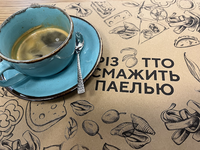 Різотто смажить паелью
